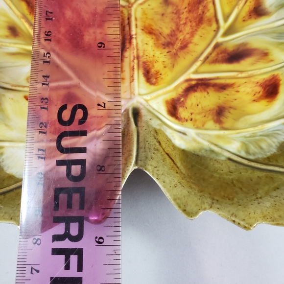 Vintage Ceramic Maple leaf dish. Signed on bottom Mel 70 - Picture 3 of 9